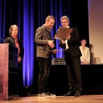 musiker-joachim-johannes-flueck-nimmt-den-preis-fuer-musik-entgegen
